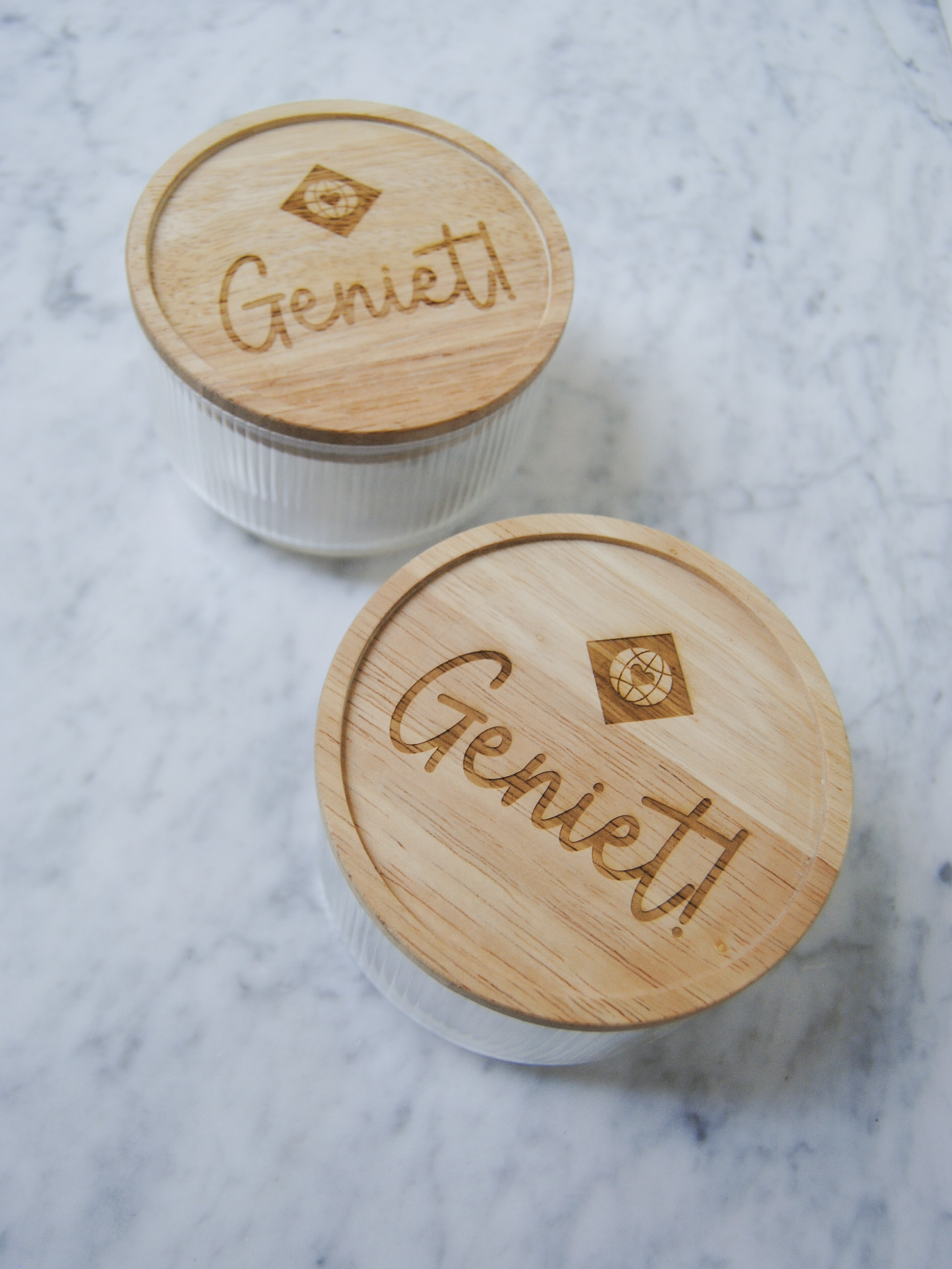 Glazen geribbeld potje met houten deksel