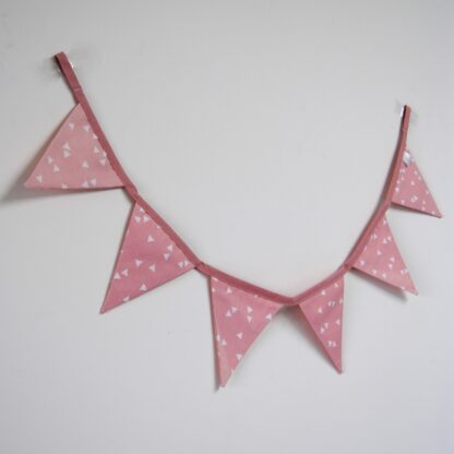 Kleine vlaggenlijn - driehoekjes roze-wit