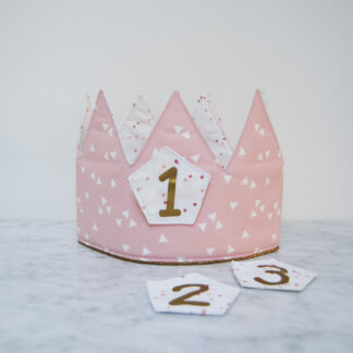 Verjaardagskroon met 3 verwisselbare nummers (1-3) - Driehoekjes lichtroze-wit - confetti roze