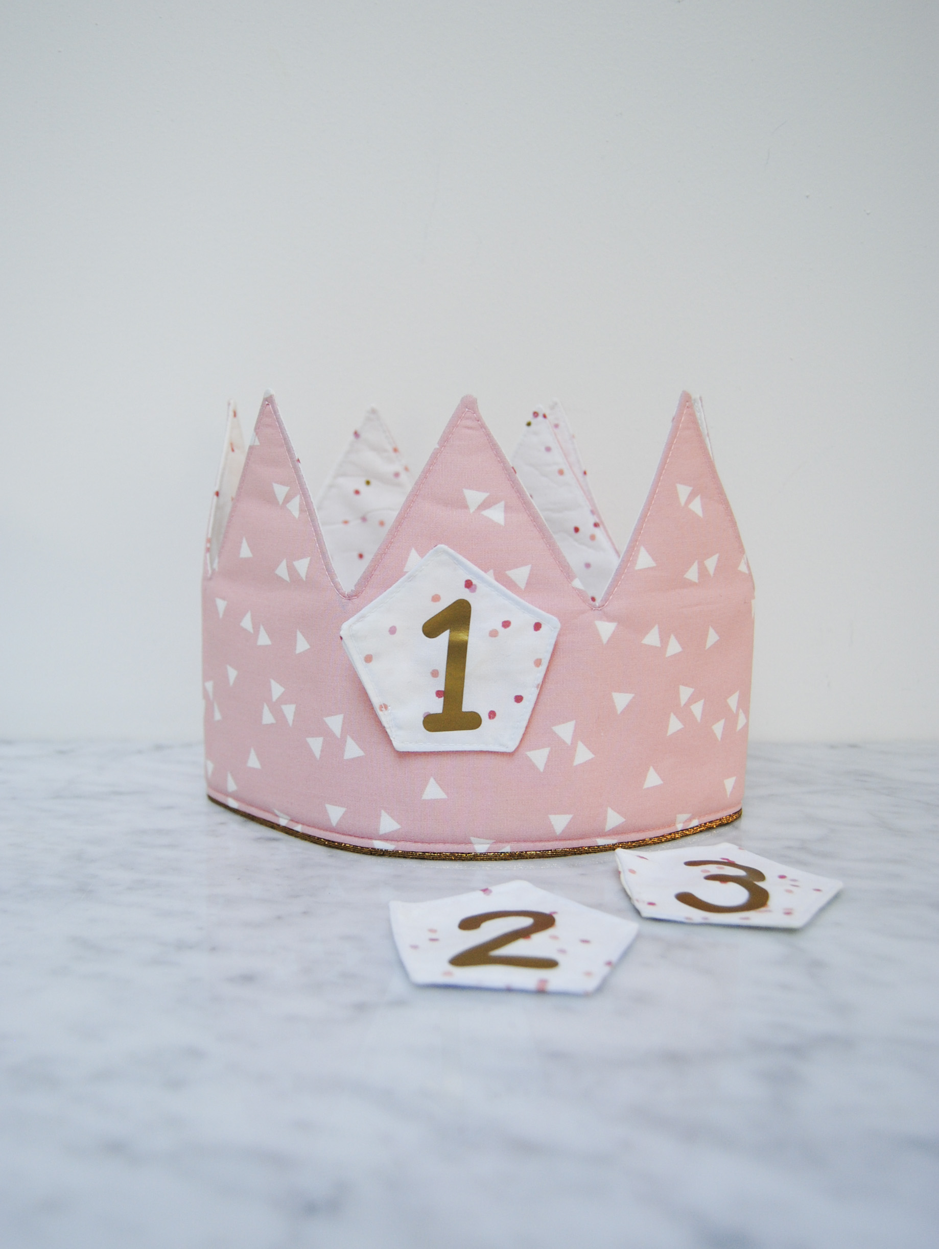 Verjaardagskroon met 3 verwisselbare nummers (1-3) - Driehoekjes lichtroze-wit - confetti roze