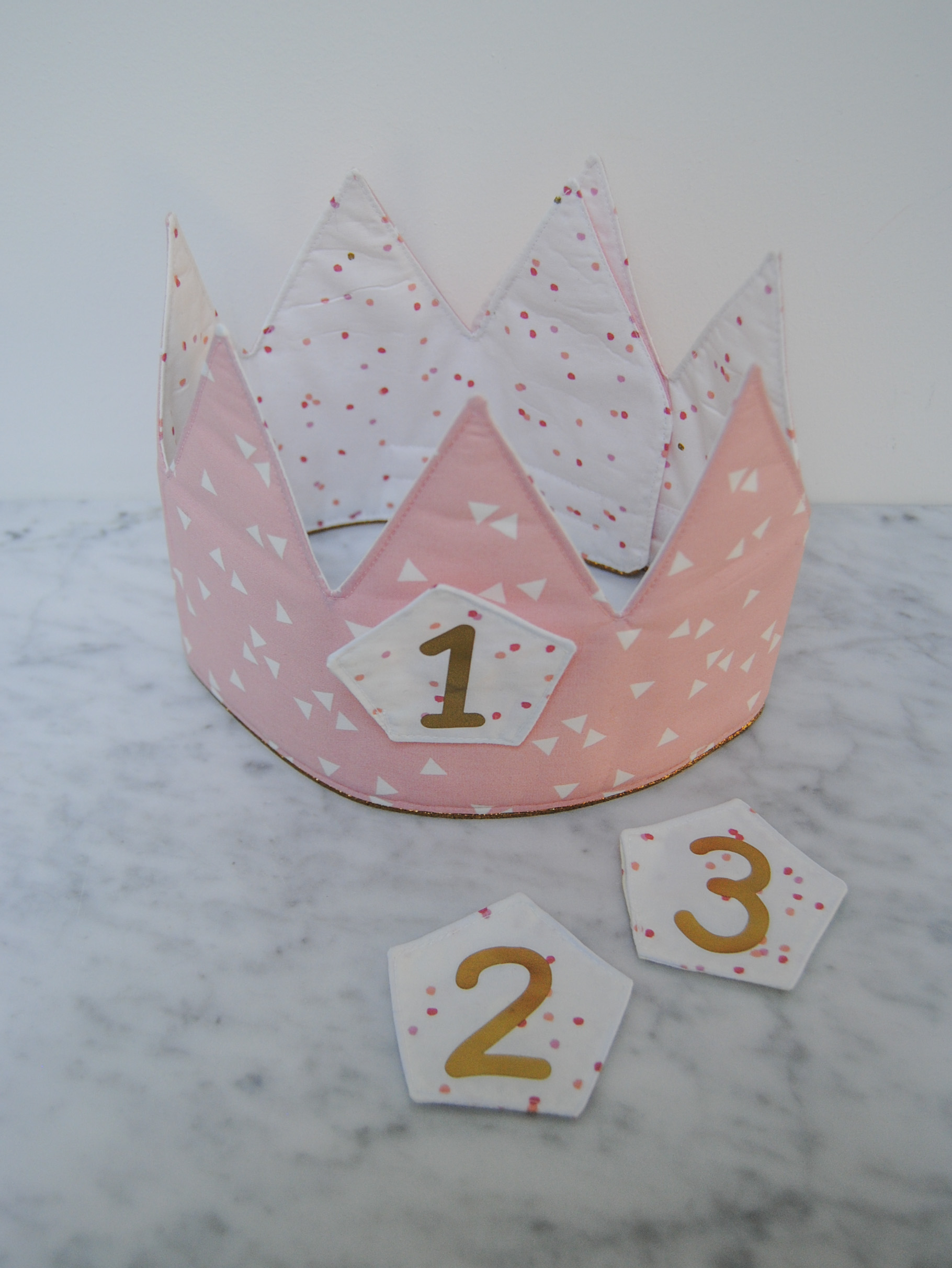 Verjaardagskroon met 3 verwisselbare nummers (1-3) - Driehoekjes lichtroze-wit - confetti roze