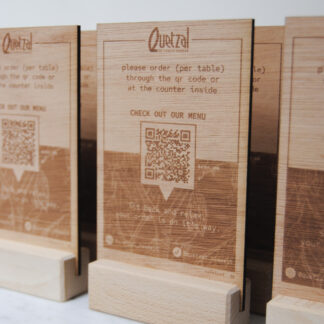 Houten tafelbordje met qr-code