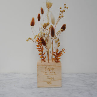Droogbloemen in gepersonaliseerde houten kubus