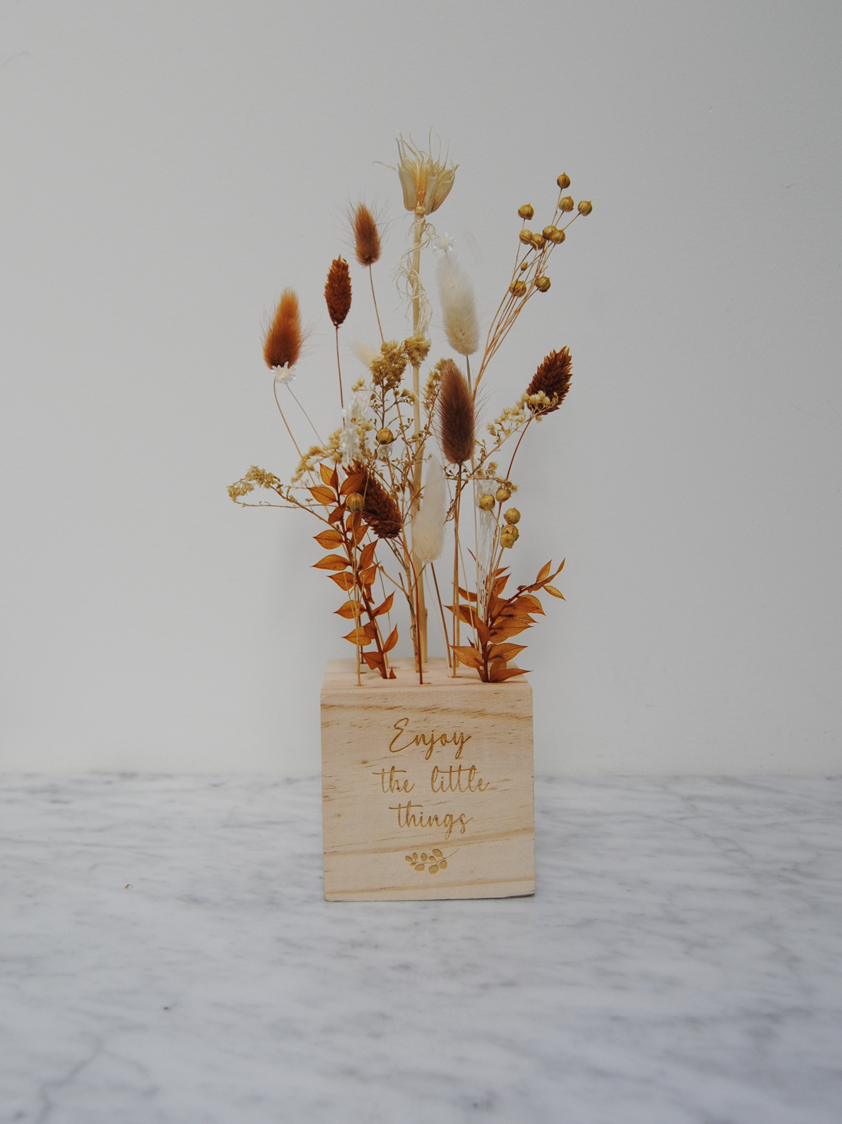 Droogbloemen in gepersonaliseerde houten kubus