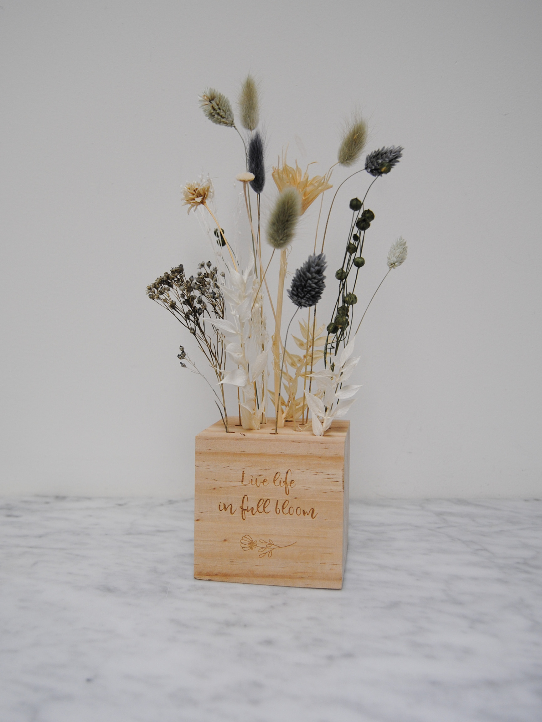Droogbloemen in gepersonaliseerde houten kubus