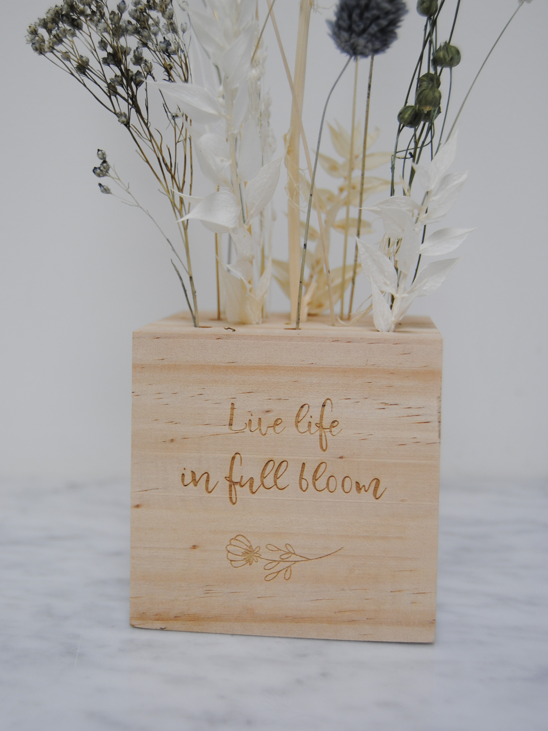 Droogbloemen in gepersonaliseerde houten kubus