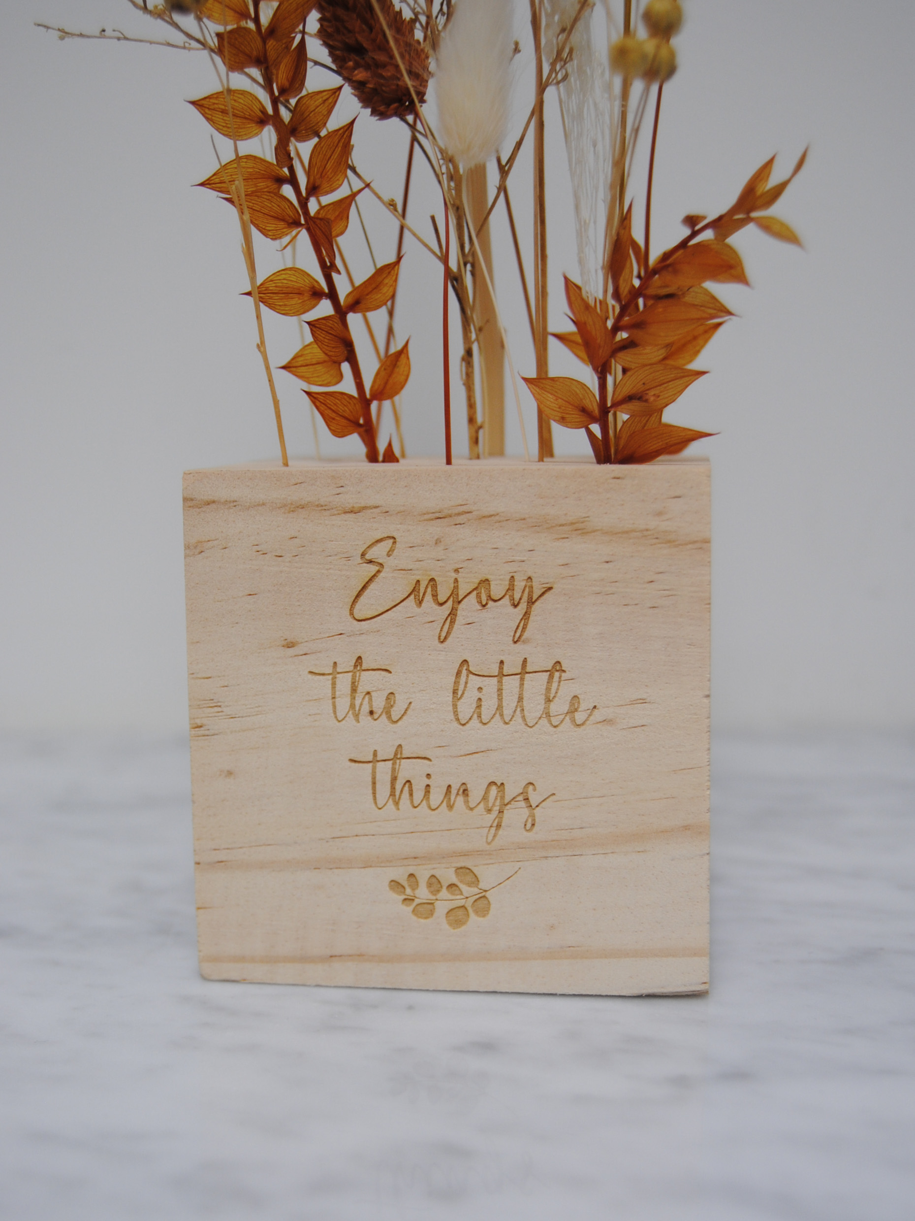 Droogbloemen in gepersonaliseerde houten kubus